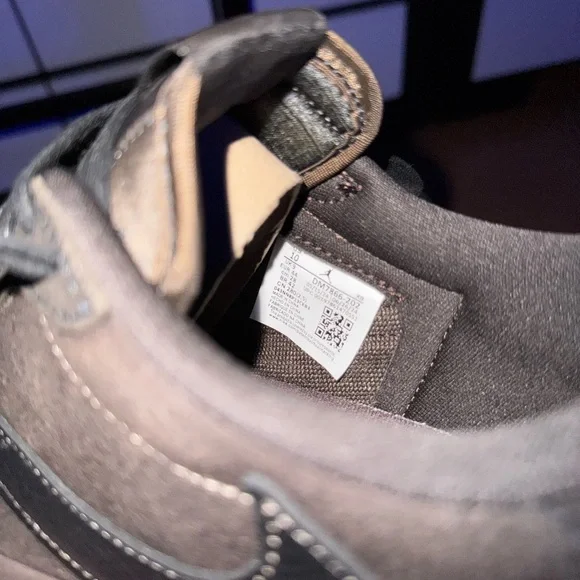 Travis Scott Jordan 1 low (brown velvet pre release)